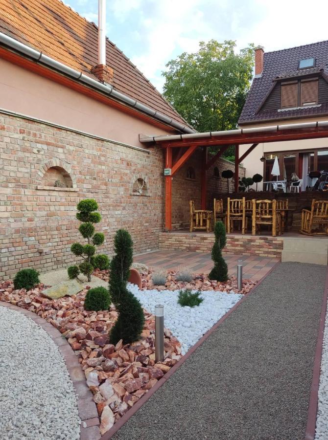 Buebaj Vendeghaz Hotel Eger Bagian luar foto